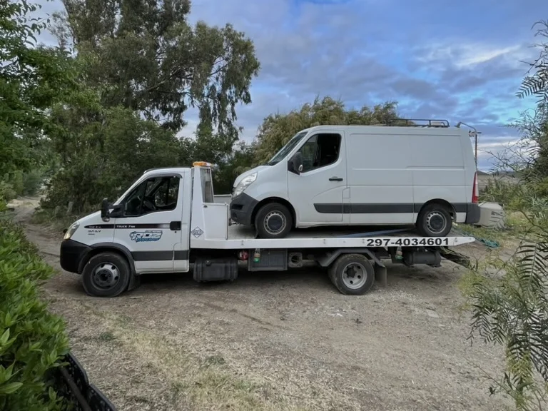 La planchada cargando una utilitaria